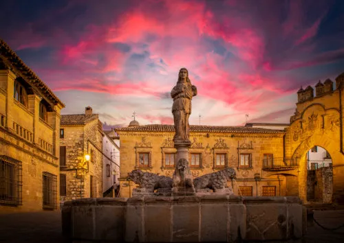 Plaza monumental de Baeza al atardecer