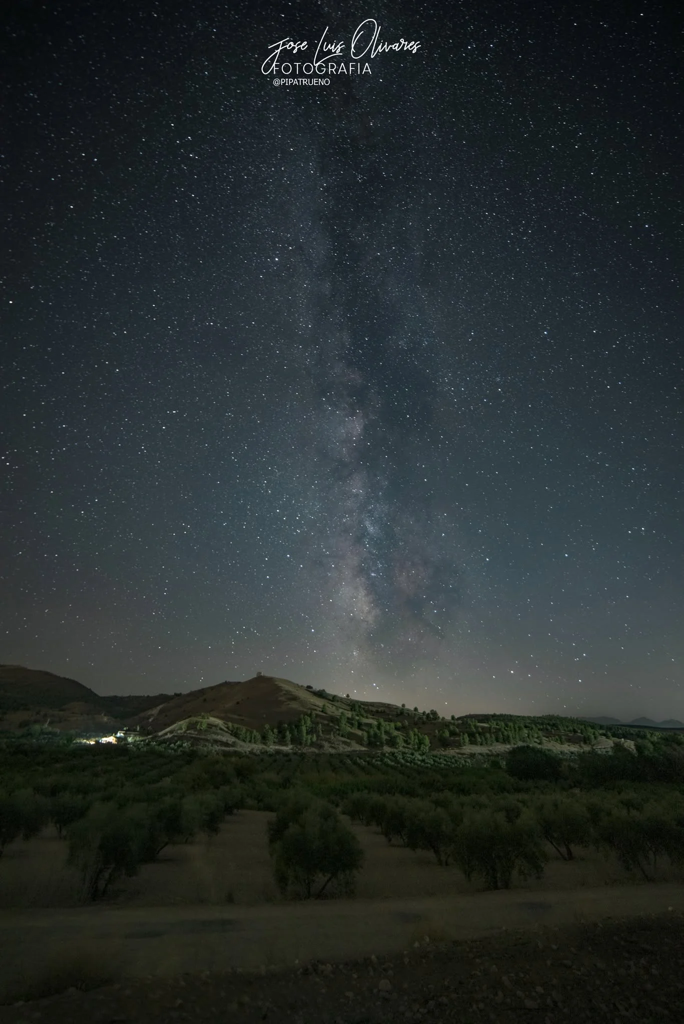 Vía Láctea sobre el paisaje