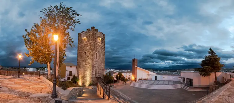 Auditorium y torres medievales en Peal de Becerro al atardecer