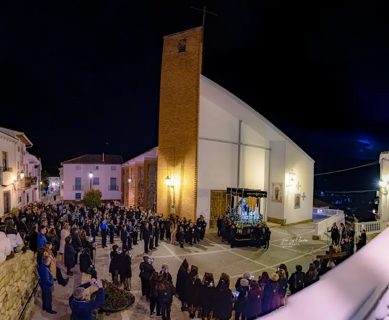 Iglesia de la Encarnación en Peal de Becerro durante una procesión nocturna