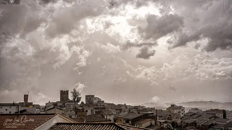 Panorámica del casco urbano de Peal de Becerro en blanco y negro
